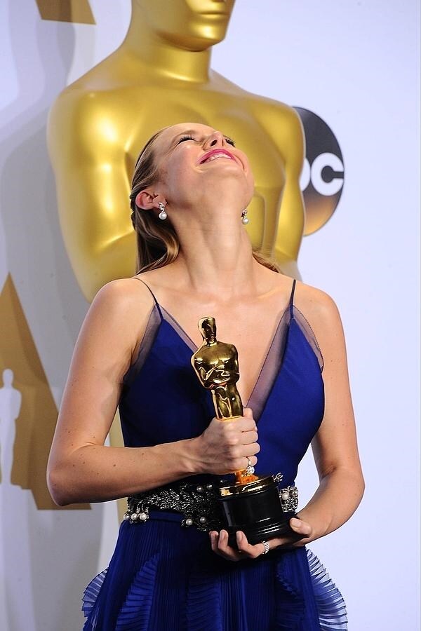 Brie Larson mira al cielo con su Oscar en la mano