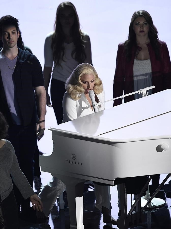 Las mejores fotos de los Premios Oscar 2016: Lady Gaga actuando