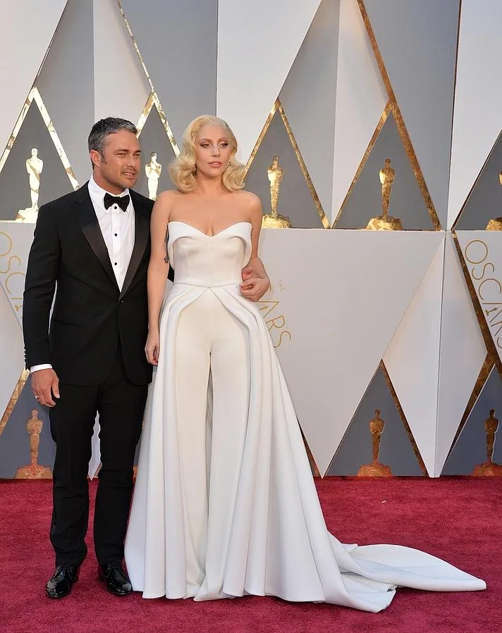 Lady Gaga y Taylor Kinney, inseparables en la alfombra roja de los Oscar 2016