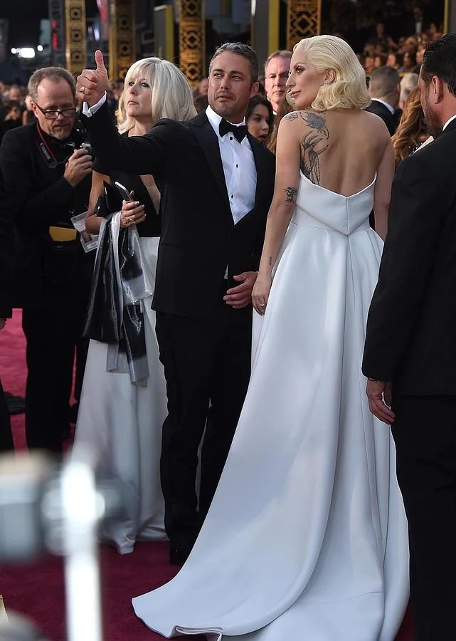 Lady Gaga y Taylor Kinney antes de entrar a la 88ª edición de los Premios Oscar