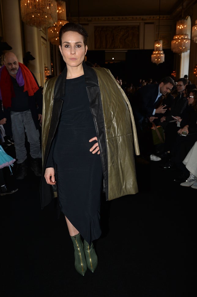 Noomi Rapace en el desfile de Roland Mouret en París