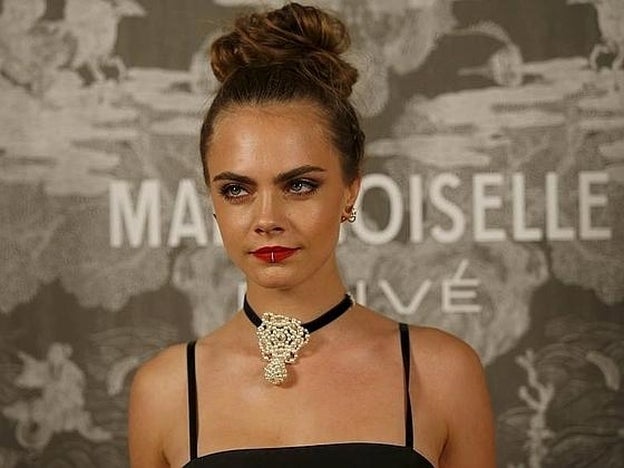 Las cejas de Cara Delevingne marcan tendencia: gruesas, naturales y maquilladas perfectamente./Cordon Press