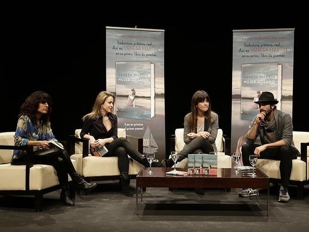 Vanesa Martín presenta su libro arropada por Inma Cuesta, Álex García y SIlvia Abascal.