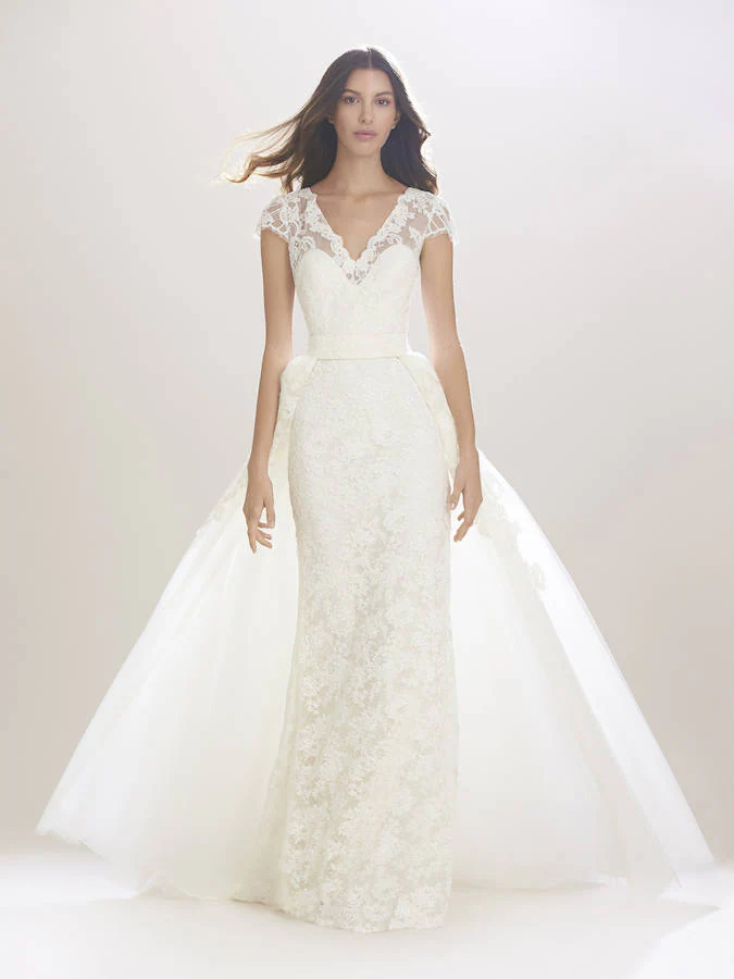 Vestido de novia de Carolina Herrera con escote en uve