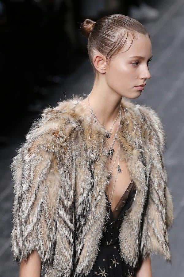 Modelo con moño de bailarina en el desfile de Valentino en París