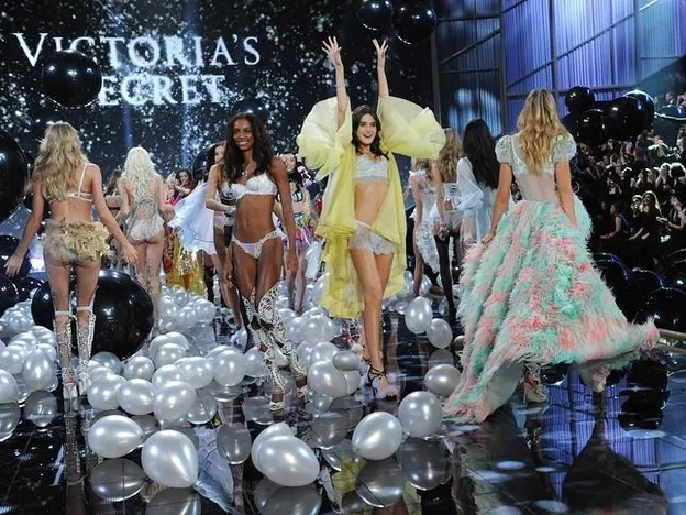 Blanca Padilla en el desfile de Victoria's Secret en 2014