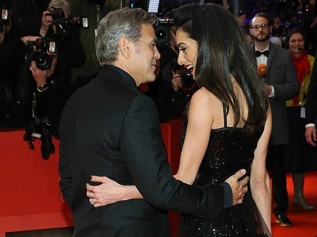 Amal Alamuddin y George Clooney en la alfombra roja