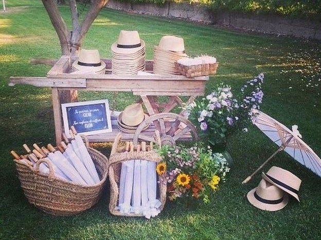 Sombreros y sombrillas para una boda al aire libre