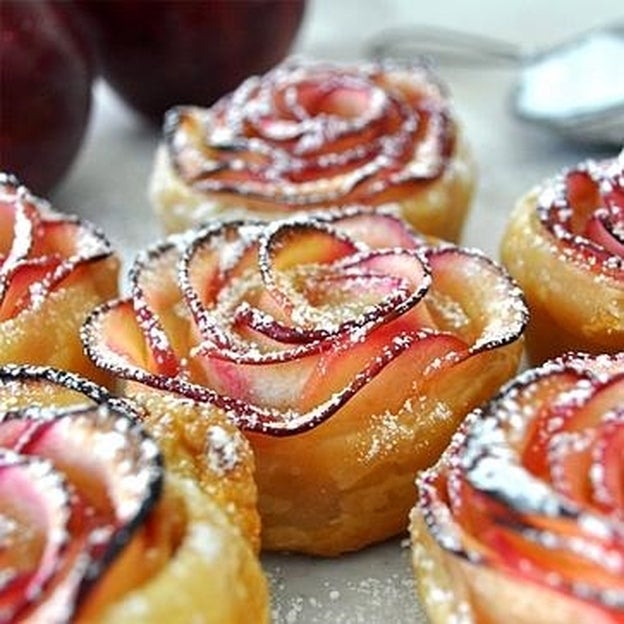 Flores hechas con rodajas de manzana y hodaldre