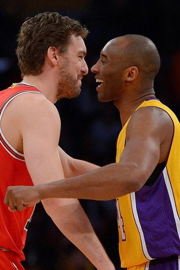 Pau Gasol y Kobe Bryant en un partido como rivales./cordon press.