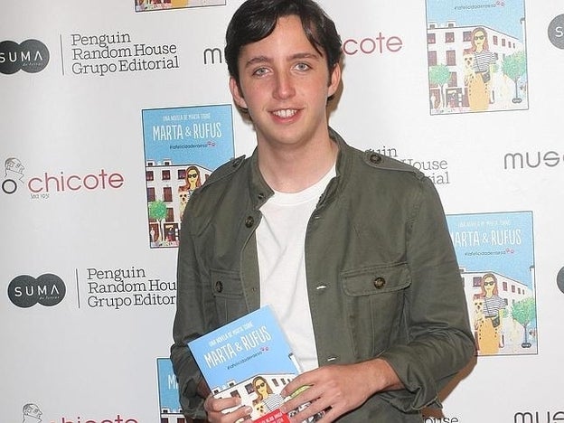 Fran posa con el libro de Marta Torné en el Museo Chicote.