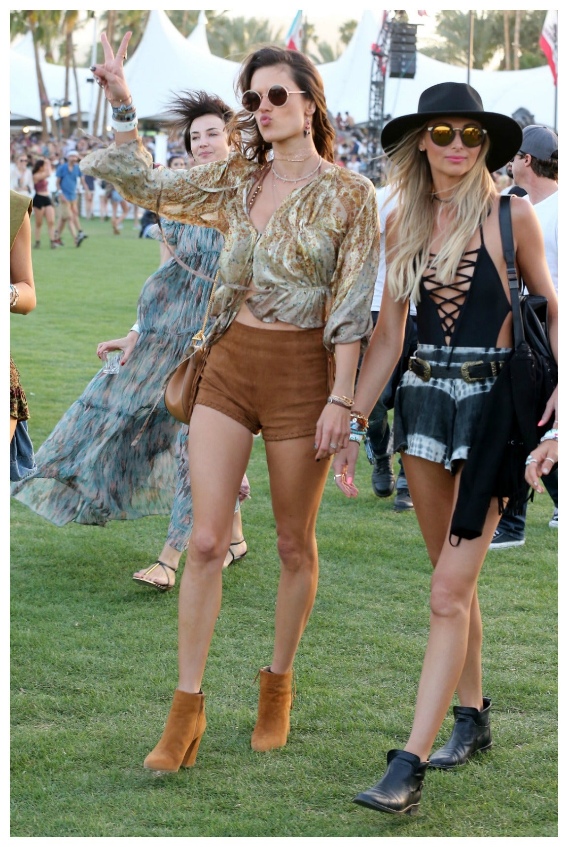 Alessandra Ambrosio y una amiga en Coachella