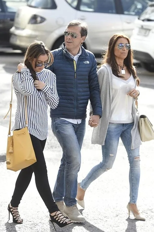 Paco González acompaña a su mujer y su hija al juicio./gtres.