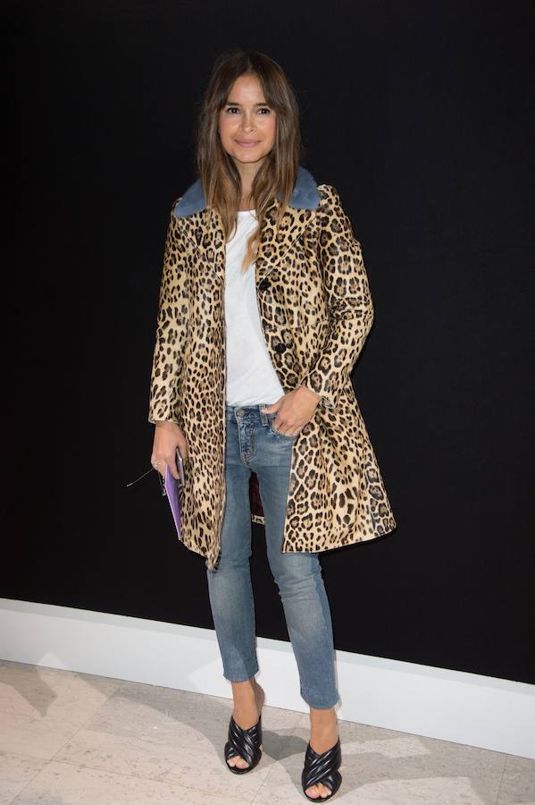 Miroslava Duma con jeans y sandalias