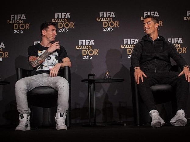 Leo Messi y Cristiano Ronaldo en la rueda de prensa previa a la entrega del Balón de Oro 2015./cordon press.