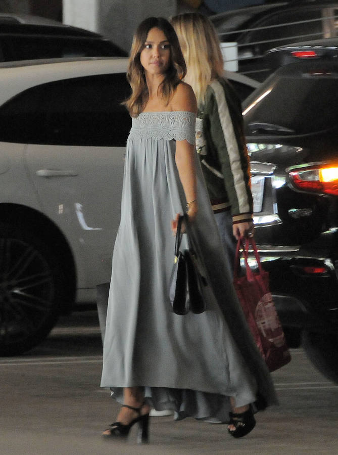 Jessica Alba con vestido largo y sandalias