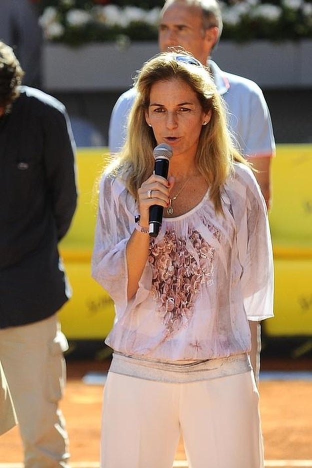 Arantxa Sánchez Vicario sobre la tierra de La Caja Mágica de Madrid agradeciendo el homenaje./gtres.