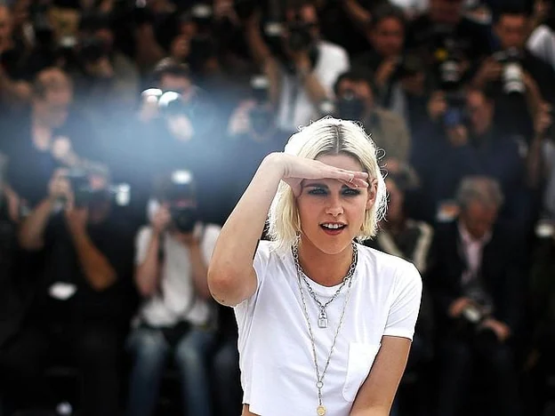 Kristen Stewart frente a los paparazzi de Cannes/Gtres