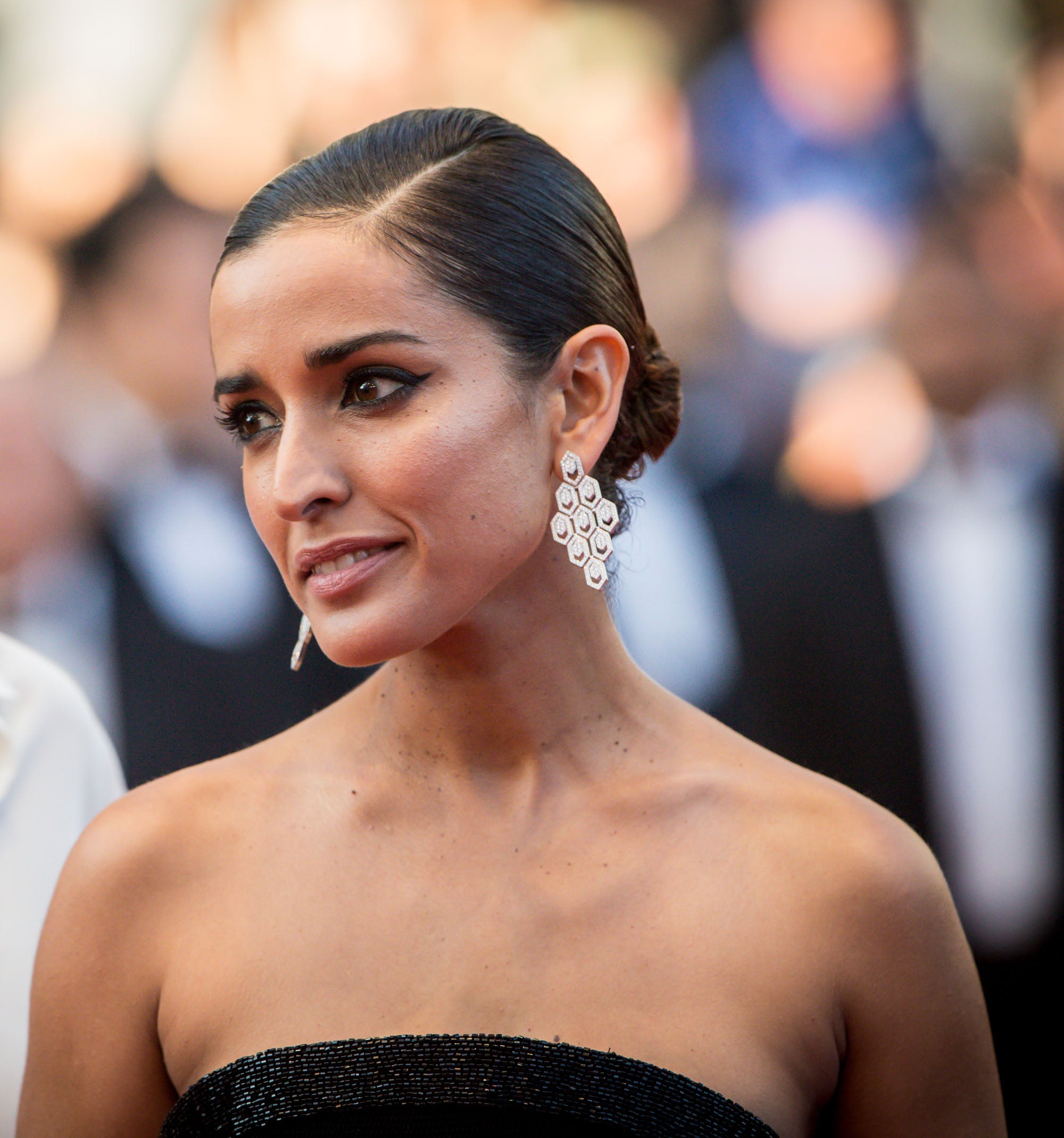 Peinados y maquillajes del Festival de Cannes 2016: Inma Cuesta con eyeliner negro y peinado efecto mojado