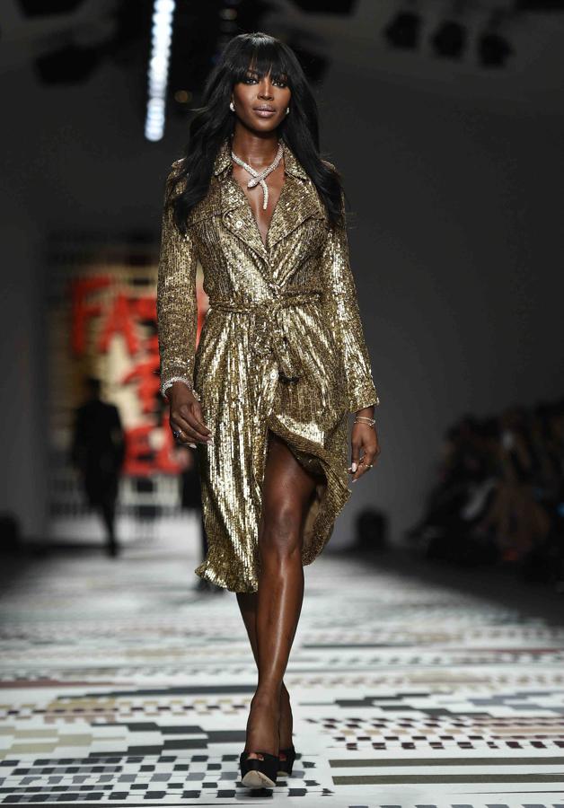 Naomi Campbell desfilando para Fashion for Relief en Reino Unido en 2015