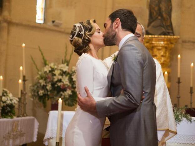 Carmen (María León) e Iñaki (Jon Plazaola) se dan el "sí, quiero" en su boda... Pero no todo será tan sencillo./Antena 3