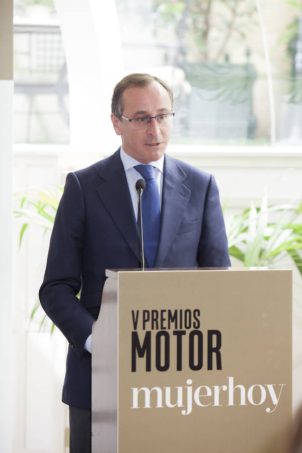 El ministro Alfonso Alonso preside los Premios Motor 2016 de Mujerhoy