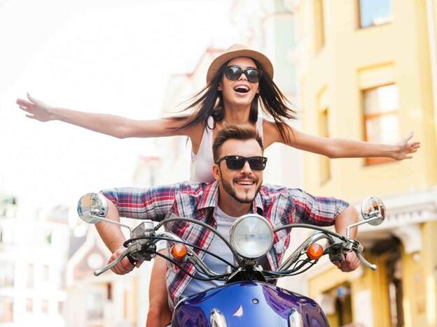 Pareja sobre una moto/Fotolia