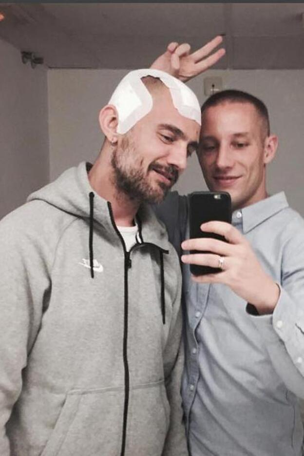 David Delfín junto a su novio, Pablo Saez, el día que abandonó el hospital./instagram.