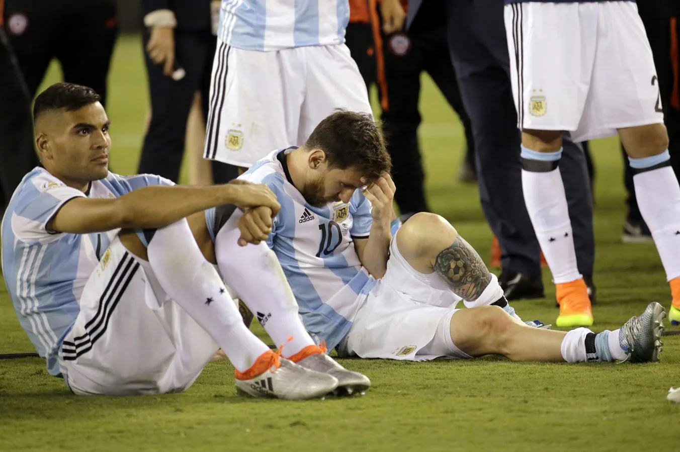 Leo Messi, incapaz de seguir la tanda de penaltys tras fallas su lanzamiento contra Chile