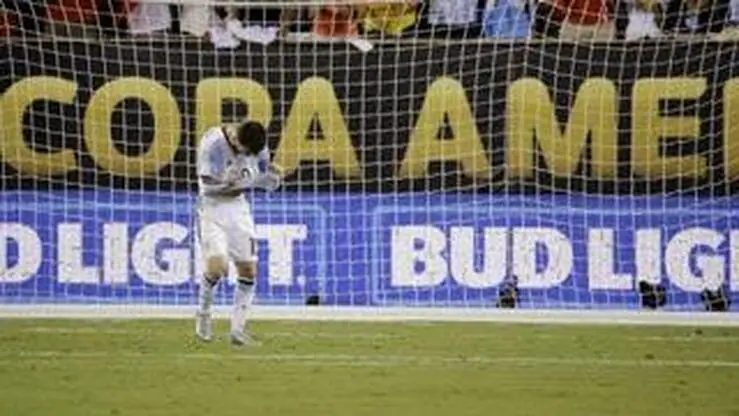 Las fotos de la desolación de Leo Messi tras fallar el penalty en la final de la Copa América