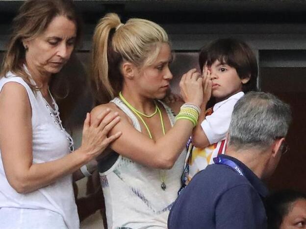 Shakira seca las lágrimas a su hijo Milan tras la eliminación de España a manos de Italia./cordon press.