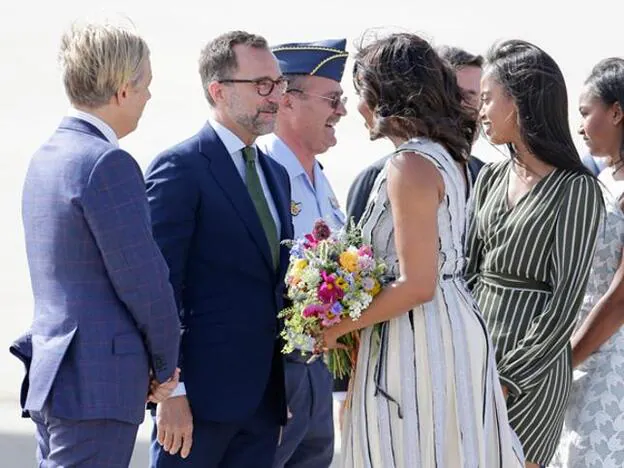 Michelle Obama y su familia, recibida en Madrid por el Embajador de EEUU James Costos y su marido.