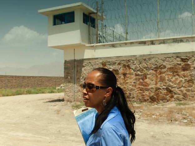 Kimberley Motley, durante una de sus visitas a la cárcel en Afganistán./Cordon Press.