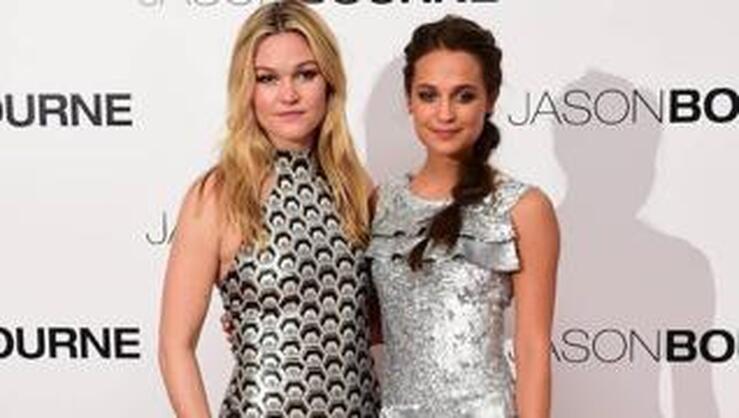 Alicia Vikander vs Julia Stiles, duelo de estilo en Londres