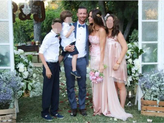 Guti y Romina Belluscio posan con el hijo que tienen en común y los dos hijos mayores del exfutbolista tras darse el 'sí, quiero'./instagram.