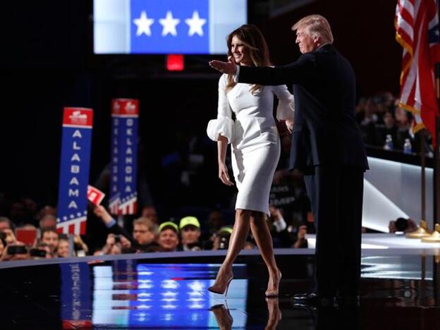 Melania Trump con el vestido que agotó durante su polémico discurso.