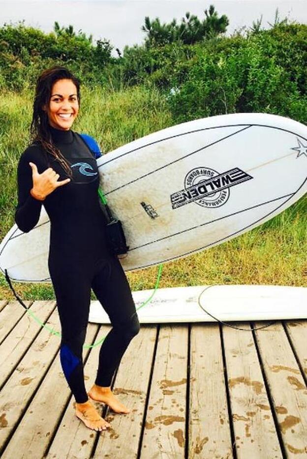 Lara Álvarez posa con una tabla de surf en una foto en las redes./instagram.