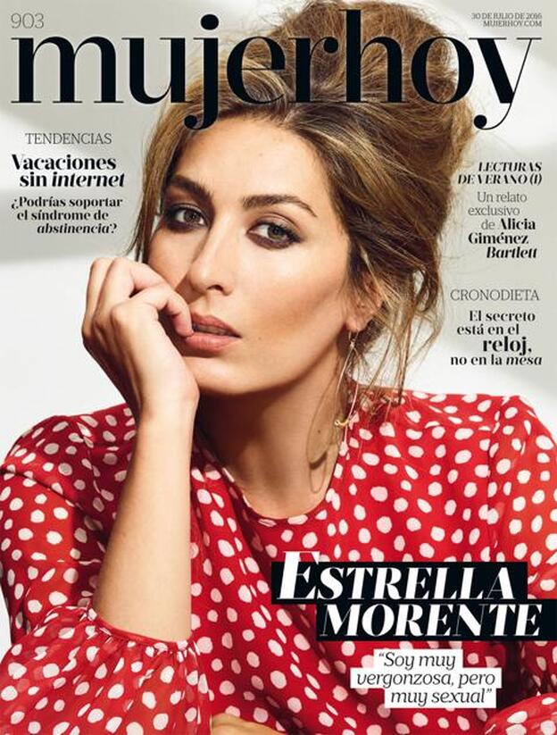 Una bellísima Estrella Morente protagoniza nuestra portada de Mujerhoy con vestido de Max Mara y pendientes de Helena Rohner./Cristina López