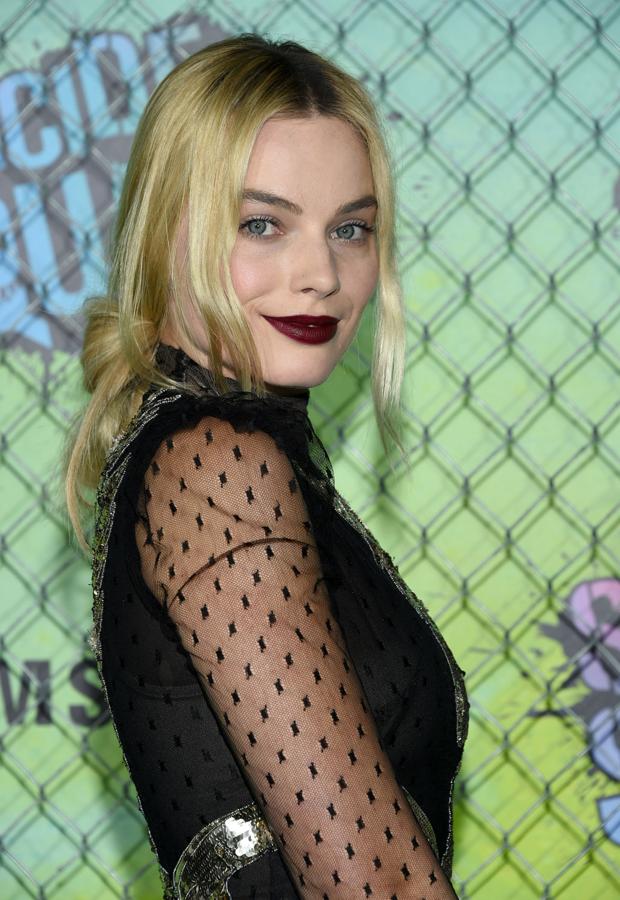 Maquillaje de verano: Margot Robbie con labios oscuros