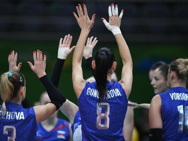 Las jugadoras rusas del equipo de voleyball con manicura en color rojo.