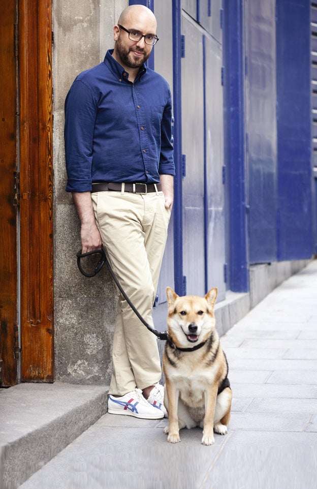  Javier Moreno viste pantalón y cinturón de Tommy Hilfiger, camisa de Brooke Brothers y zapatillas de Onitsuka Tiger.