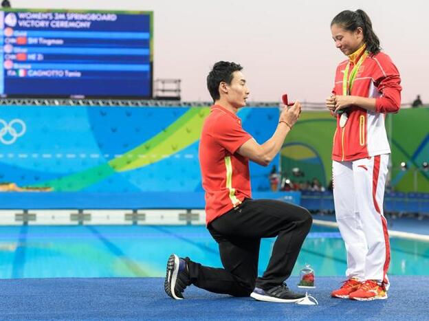 Qin Kai protagoniza el momento romántico de los Juegos al pedirle a su chica, He Zi, matrimonio en el podio./getty.