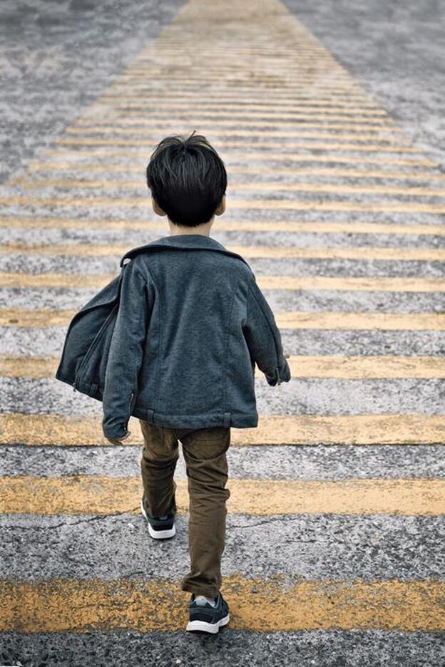 Niño cruzando un paso de cebra/Getty