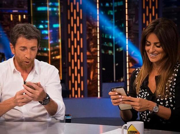 Penélope Cruz y Pablo Motos mandando un sms para donar./flickr.