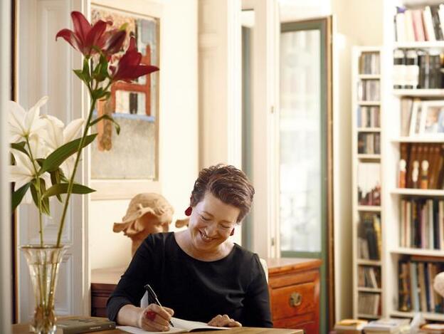 Laura Freixas escribiendo en su diario/Jusé Haro