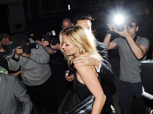 Kate Moss rodeada de paparazzi./Getty