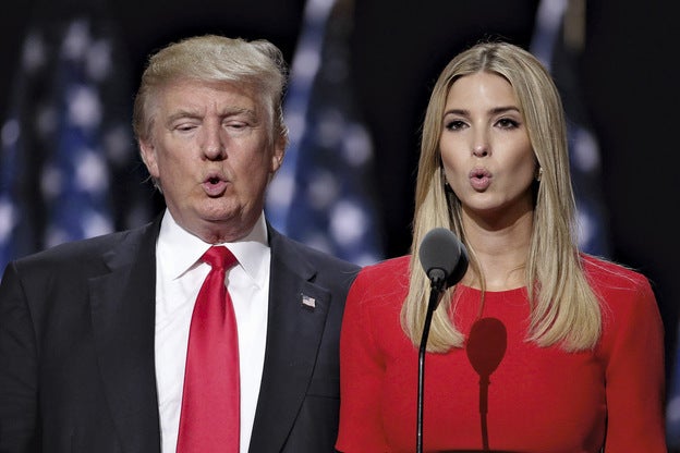 Donald e Ivanka Trump prueban los micrófonos durante un mitin.