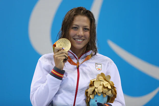 Nuria Marqués recibe la medalla de oro por su triunfo./Getty