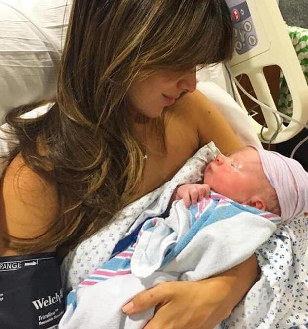 Hilaria Baldwin posa con el pequeño Leonardo en brazos./instagram.