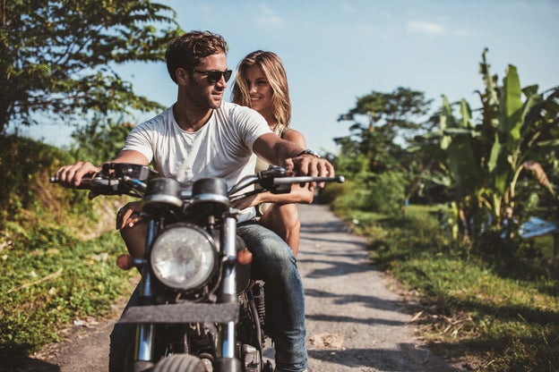 Una pareja sobre una moto./FOtolia